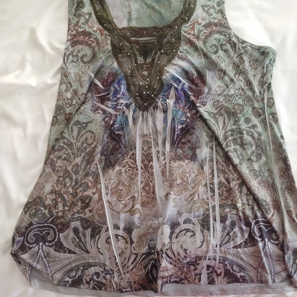 Two woman's sleeveless Sublimation tops - Picture 4 of 5